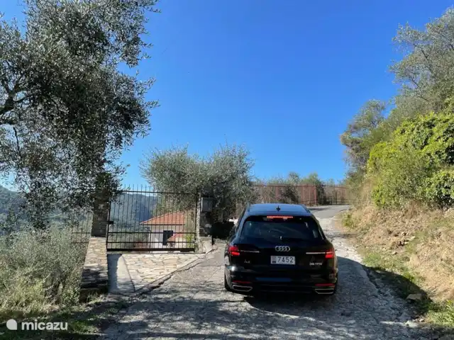 Villa Dolce Apricale | Italie, Ligurie, Apricale - villa La maison est facilement accessible. La route qui y mène est pavée.