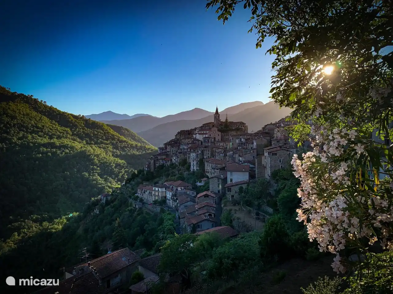 Apricale is uitgeroepen tot piú belli Borghi d'Italia. Het sprookjesachtige Middeleeuwse dorpje ligt op loopafstand (tien min). 