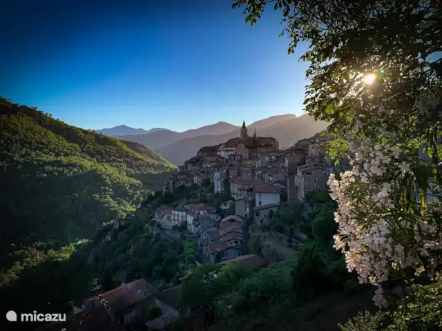 Villa Dolce Apricale | Italie, Ligurie, Apricale - villa Apricale a été déclaré piú belli Borghi d'Italia. Le village médiéval de conte de fées est accessible à pied (dix minutes).