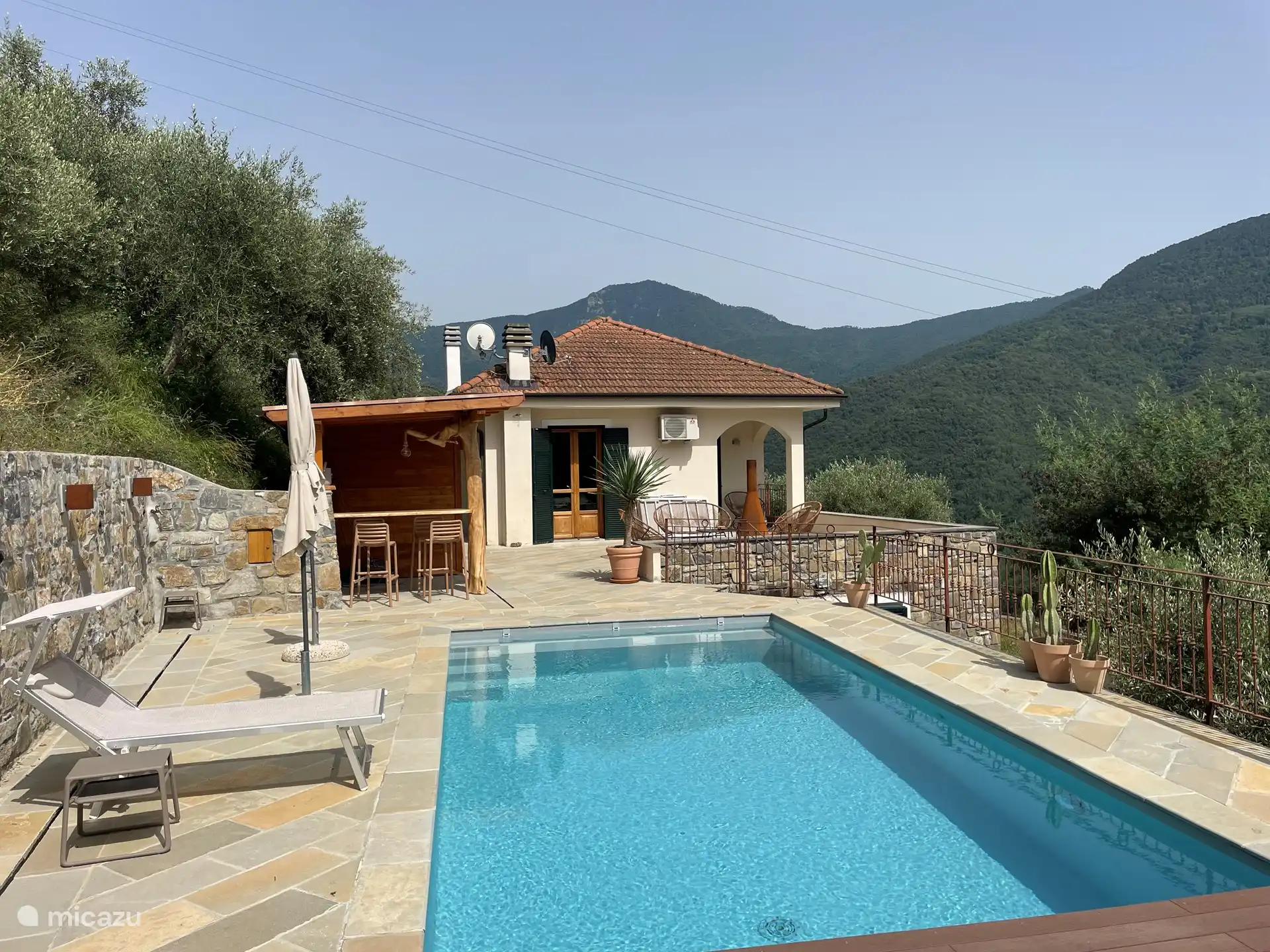 Zwembad met zonneterras, 6 liggelden, parasols, 7 persoons lounge meubilair, buitenbar en buitenaardse. 