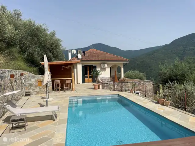 Villa Dolce Apricale | Italie, Ligurie, Apricale - villa Piscine avec terrasse ensoleillée, 6 frais de bronzage, parasols, mobilier de salon pour 7 personnes, bar extérieur et d’un autre monde.