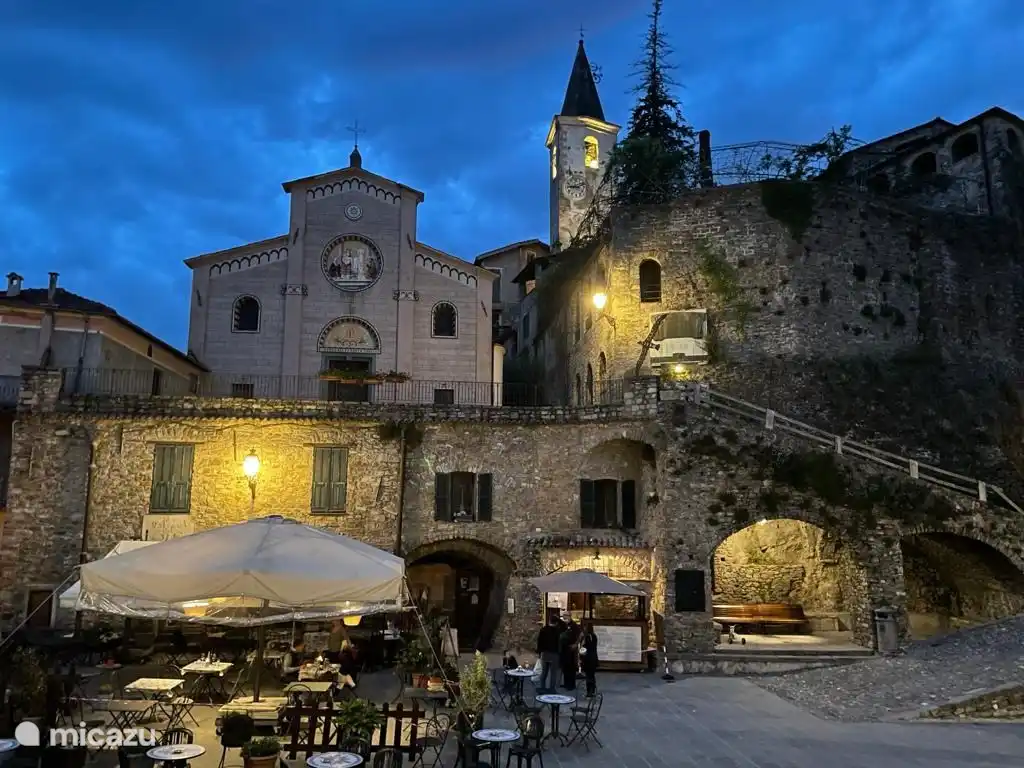 Op het plein in Apricale zijn twee restaurants en een barretje. 