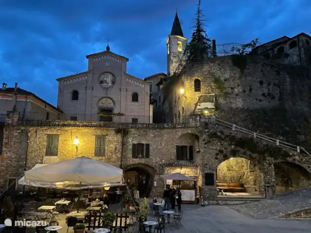 Villa Dolce Apricale | Italie, Ligurie, Apricale - villa Il y a deux restaurants et un bar sur la place d'Apricale.