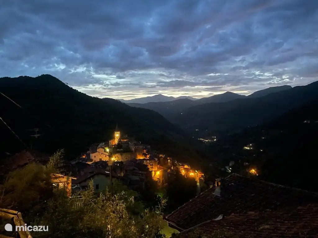 Apricale na zonsondergang 