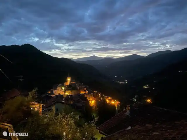 Villa Dolce Apricale | Italie, Ligurie, Apricale - villa Apricale après le coucher du soleil