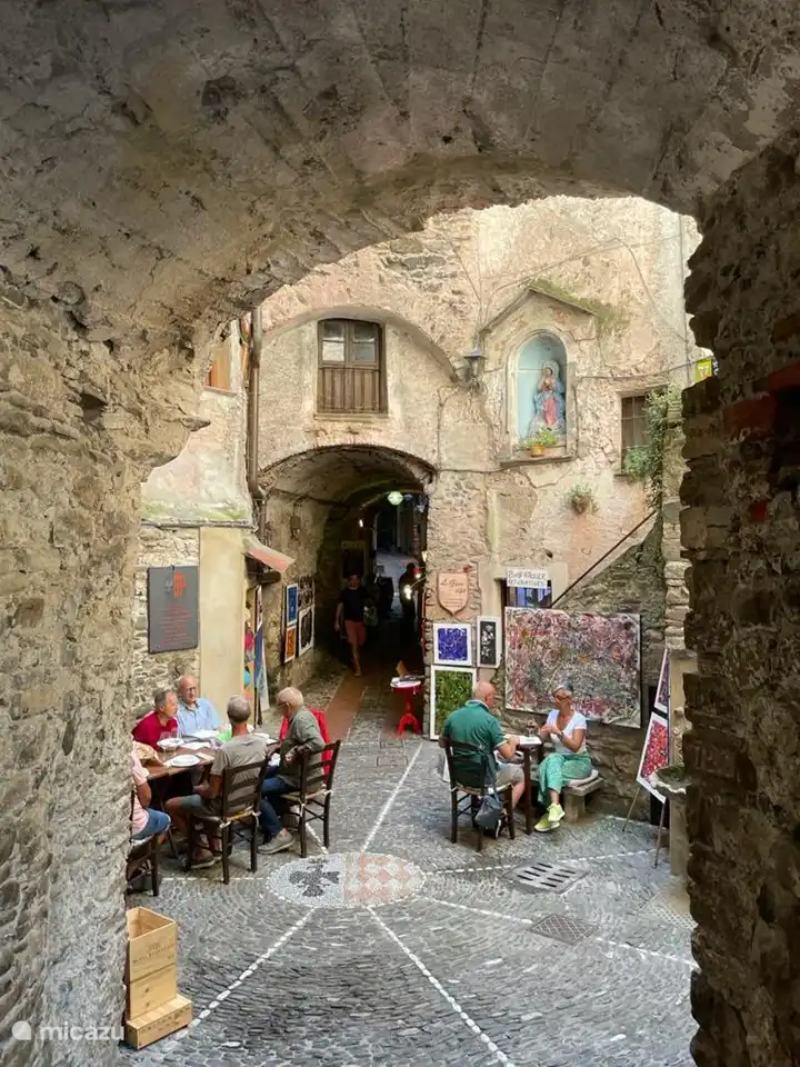Het sfeervolle plaatsje Bordighera, bekend om de Middeleeuwse boogbrug, geschilderd door Monet,  ligt op tien minuten rijden. 