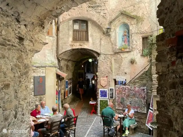 Villa Dolce Apricale | Italie, Ligurie, Apricale - villa La jolie ville de Bordighera, connue pour son pont en arc médiéval, peint par Monet, se trouve à dix minutes en voiture.
