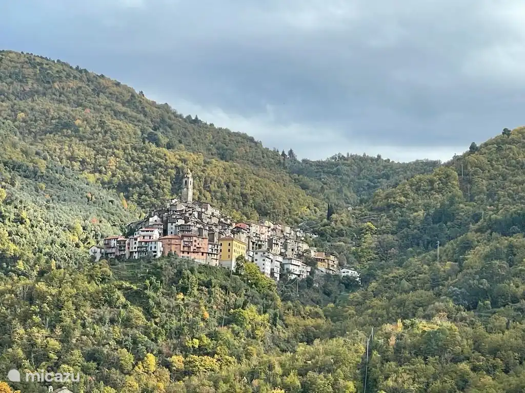 Castel Vittorio ligt tegen de heuvel aangeplakt op zo'n twintig minuten rijden. 