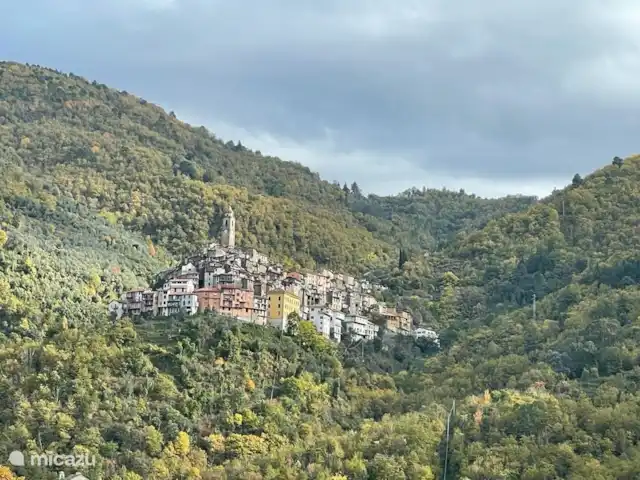 Villa Dolce Apricale | Italie, Ligurie, Apricale - villa Castel Vittorio est niché contre la colline à environ vingt minutes en voiture.