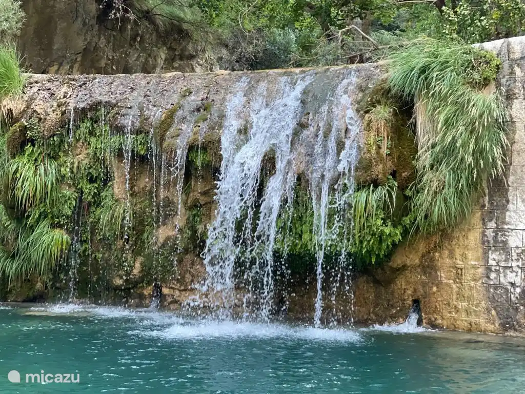 Verkoelende bassins en watervallen bij Rochetta Nervina. 