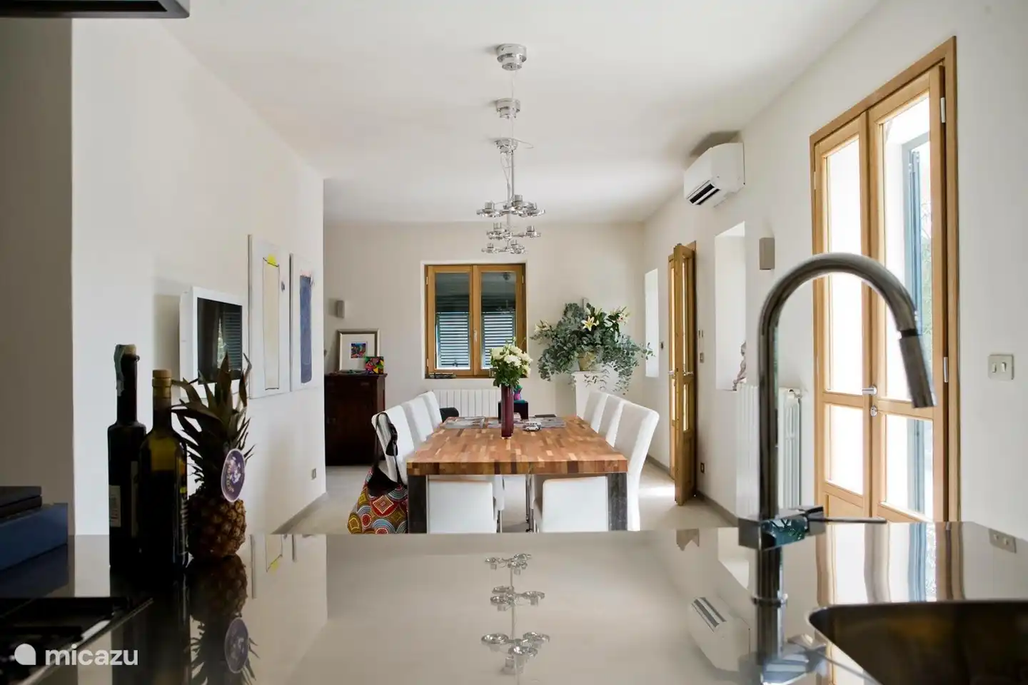 Eetkamer met grote eettafel en flatscreen televisie 