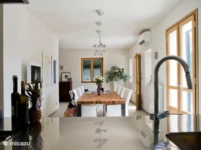 Villa Dolce Apricale | Italie, Ligurie, Apricale - villa Salle à manger avec grande table à manger et télévision écran plat