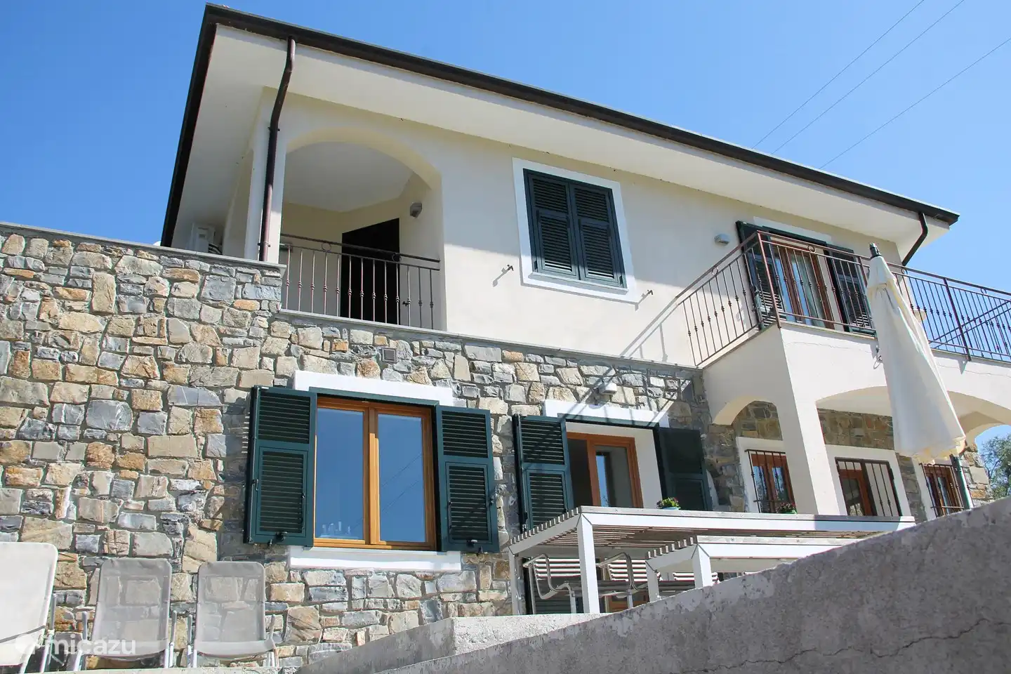 Villa gezien vanuit de verlaagde lounge in de tuin; heerlijk koel tijdens zomerse dagen  