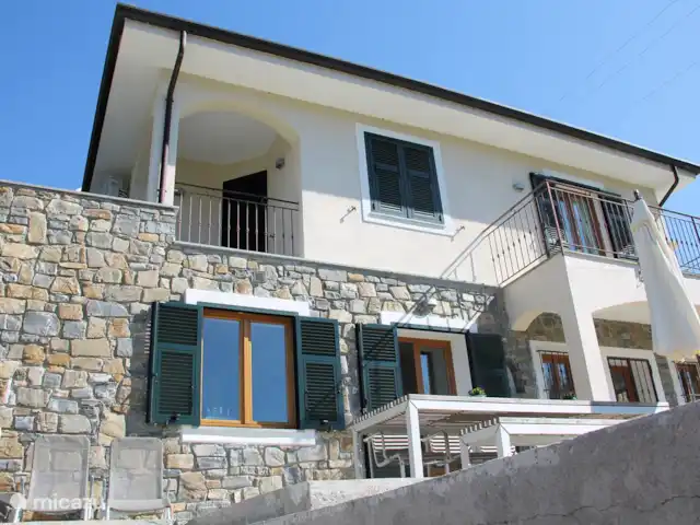 Villa Dolce Apricale | Italie, Ligurie, Apricale - villa Villa vue du salon surbaissé dans le jardin ; merveilleusement frais pendant les jours d'été