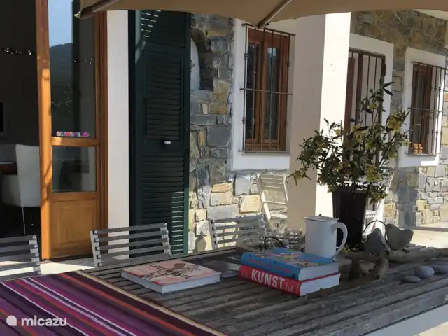 Villa Dolce Apricale | Italie, Ligurie, Apricale - villa Portes-fenêtres donnant sur la grande terrasse avec table de jardin et coin salon