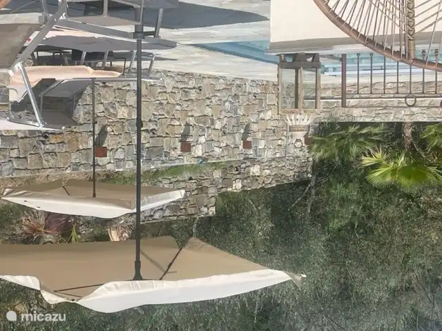 Zwembad met zonneterras, buitenverlichting, parasols en ligbedden