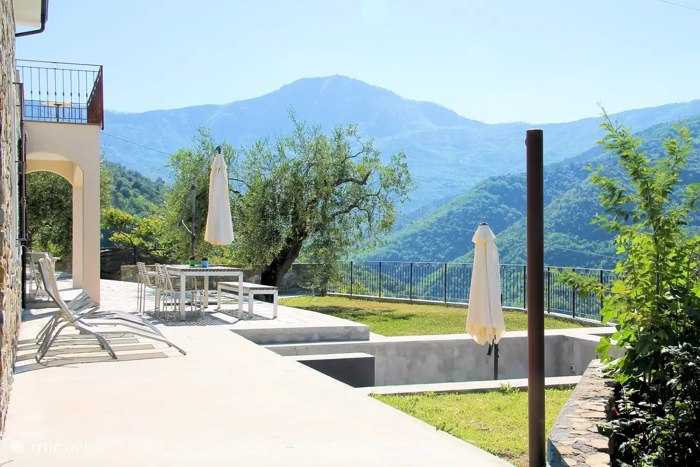 Fantastisch vrij en weids uitzicht over de groene heuvels 