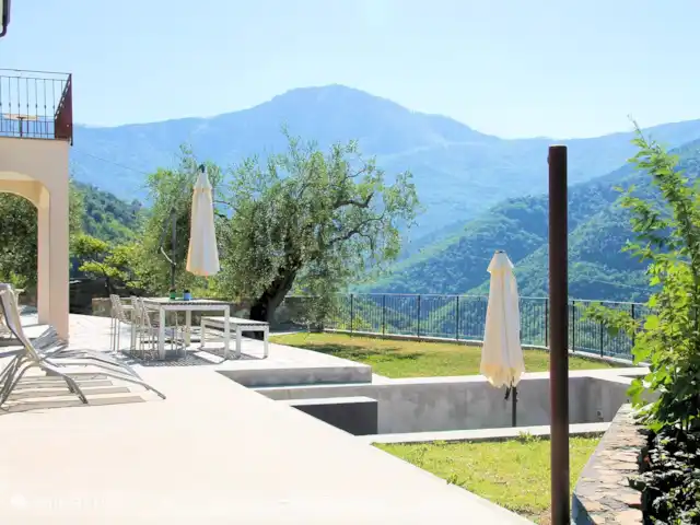 Villa Dolce Apricale | Italie, Ligurie, Apricale - villa Fantastique vue dégagée et large sur les collines verdoyantes