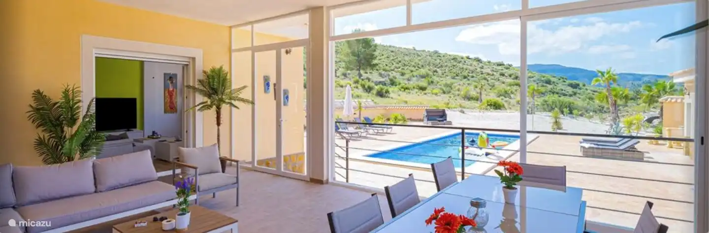 En esta hermosa terraza se puede disfrutar de la impresionante vista tanto en verano como en invierno.