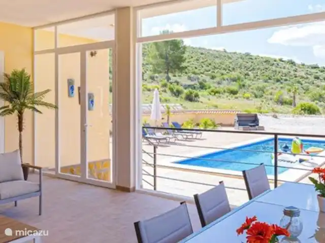 Maison Olivier | Espagne, Costa Blanca, Hondón de las Nieves - villa Dans cette belle véranda, vous pourrez profiter de la vue à couper le souffle été comme hiver.