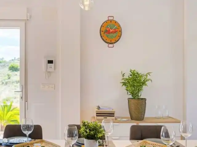 Maison Olivier | Espagne, Costa Blanca, Hondón de las Nieves - villa A cette table vous pourrez bien manger en famille et entre amis.