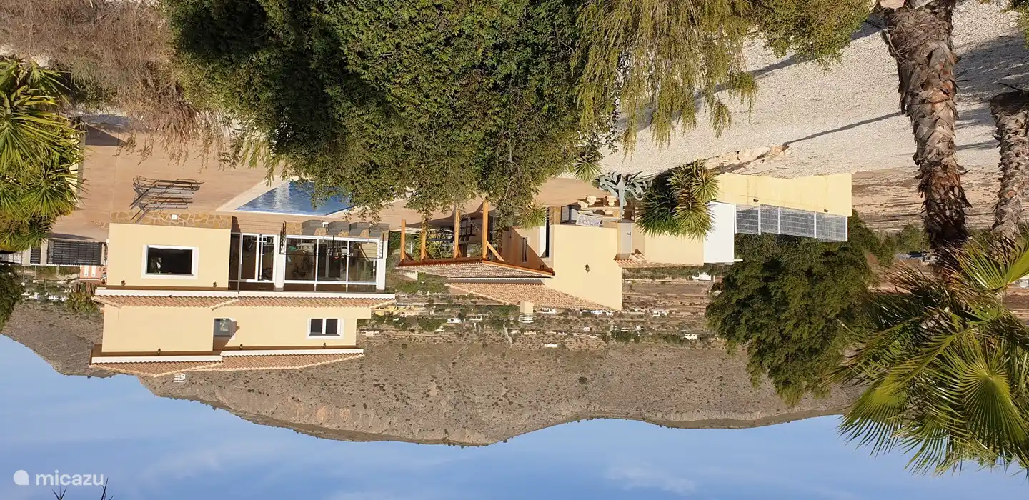 bar con un dosel completamente nuevo instalado para un ambiente y una experiencia más agradable.