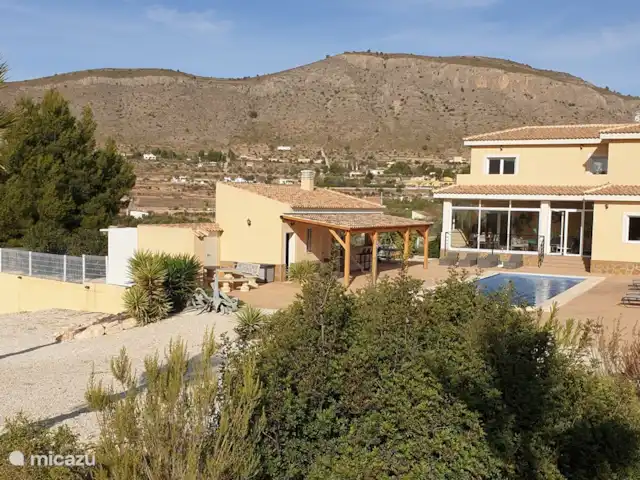 Maison Olivier | Espagne, Costa Blanca, Hondón de las Nieves - villa bar avec une toute nouvelle verrière installée pour une atmosphère et une expérience plus agréables.