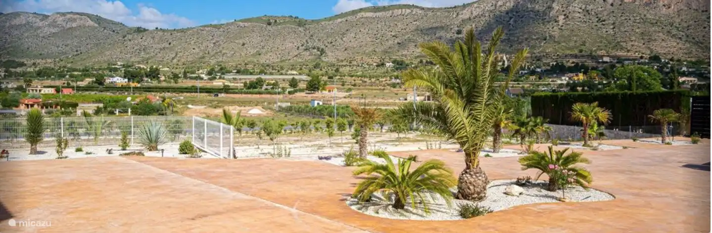 Vista del patio delantero y la hermosa montaña.