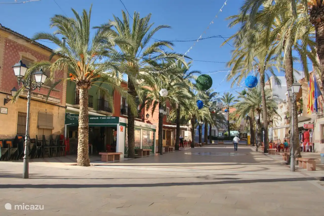 Plaza del pueblo a la vuelta de la esquina de la casa.
