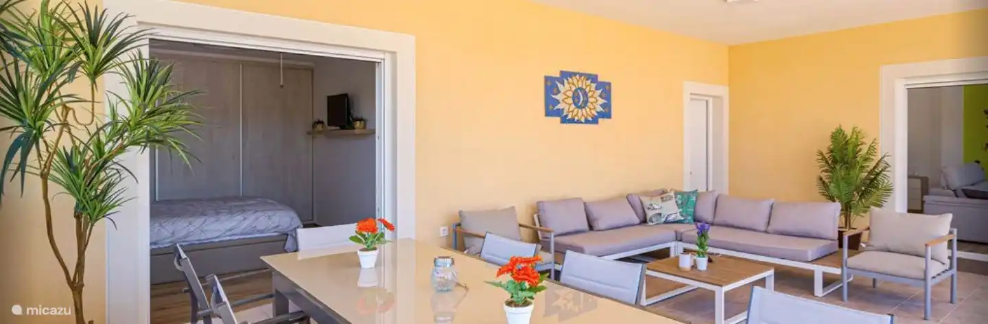 La terraza está equipada con ventanas correderas, para que puedas disfrutarla todo el año.