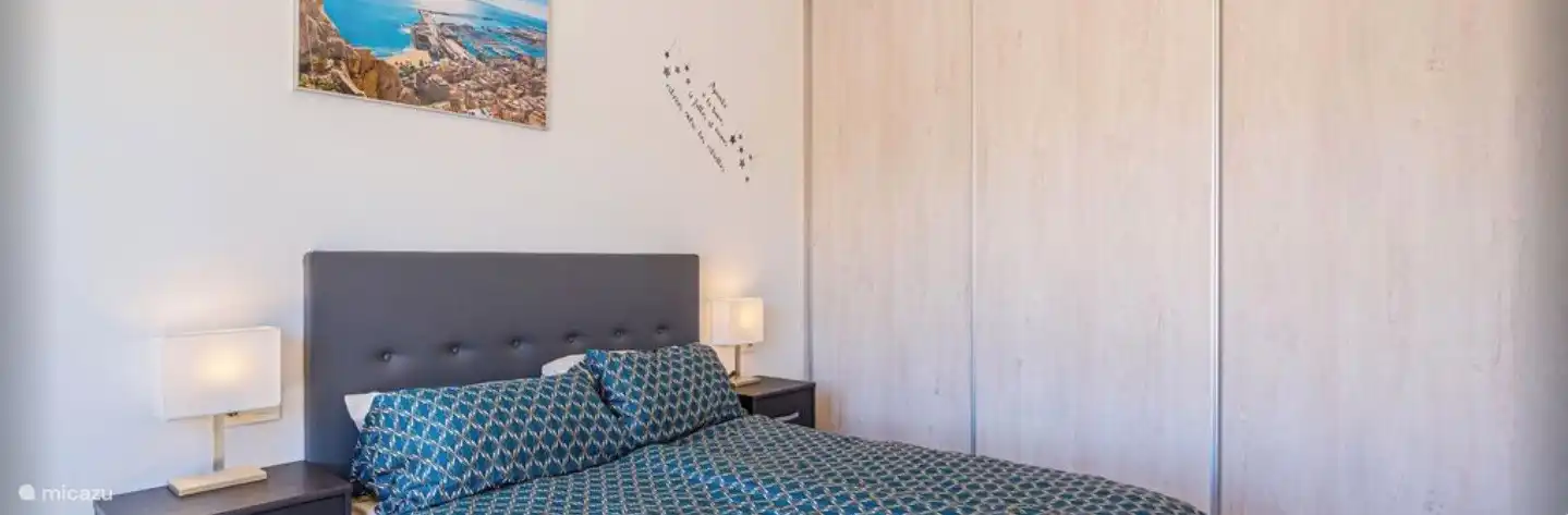 Dormitorio con amplia cama king-size.