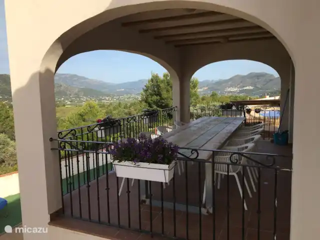 Chambre B&B avec bain à remous et terrasse sur le toit | Espagne, Costa Blanca, Benissa - chambres d'hôtes Table du petit déjeuner avec vue