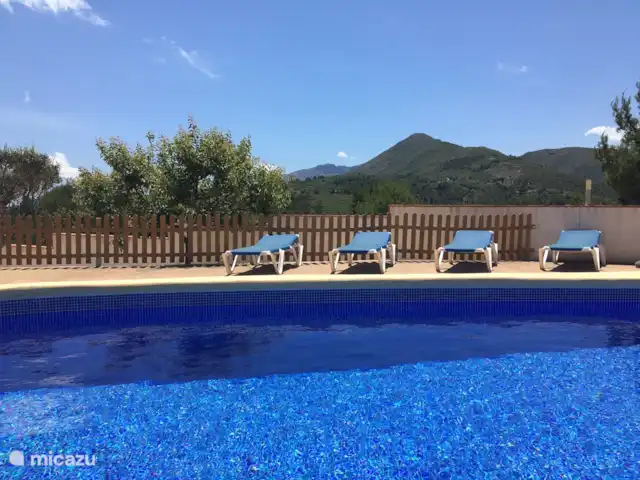 Chambre B&B avec bain à remous et terrasse sur le toit | Espagne, Costa Blanca, Benissa - chambres d'hôtes Détendez-vous au bord de la piscine