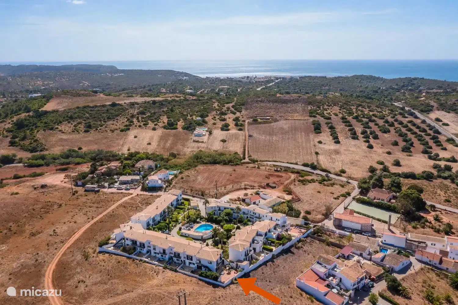 Draufsicht auf das Haus und das Meer in der Ferne