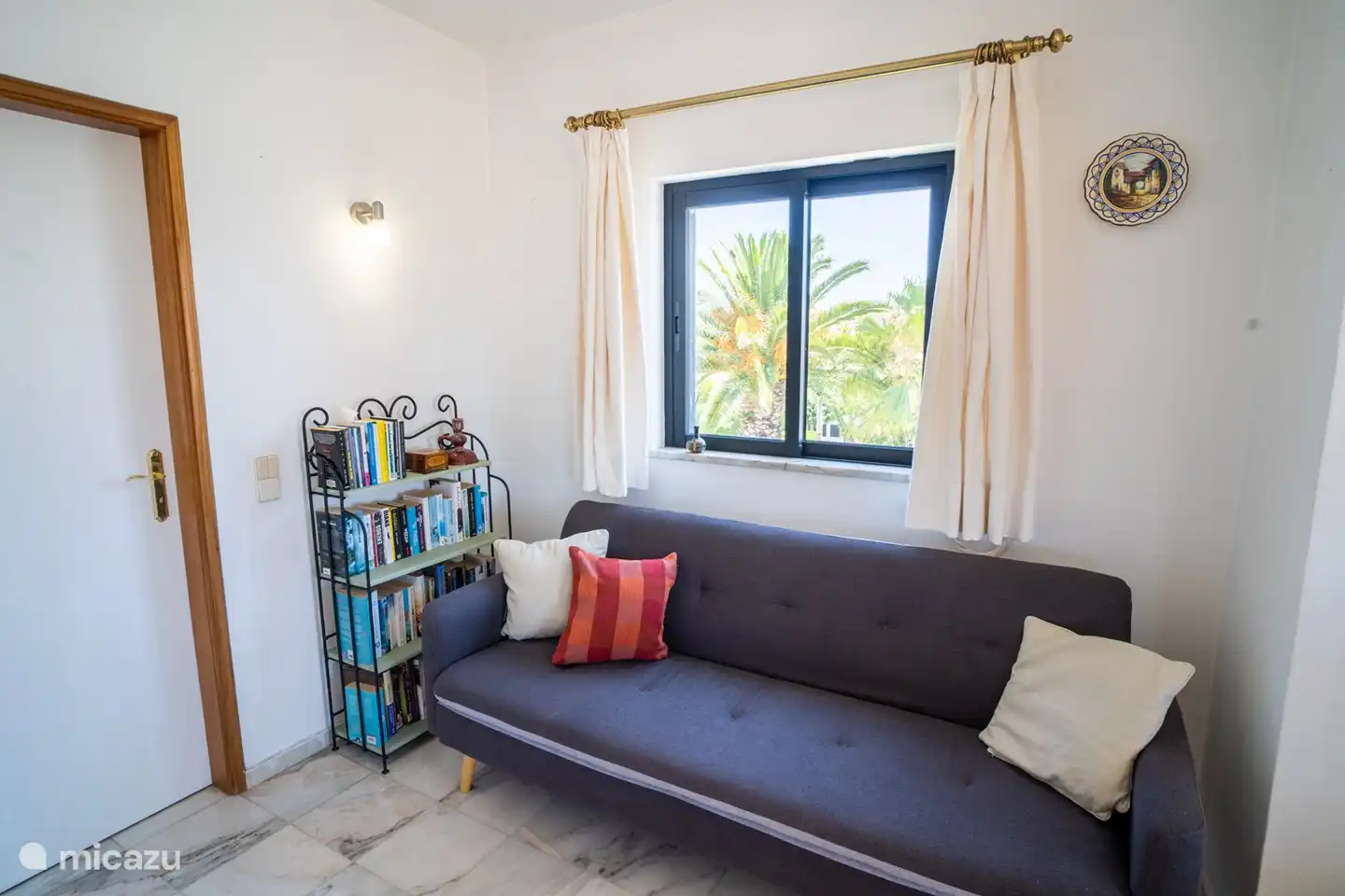 Wohnzimmer mit Schlafsofa in der Ecke