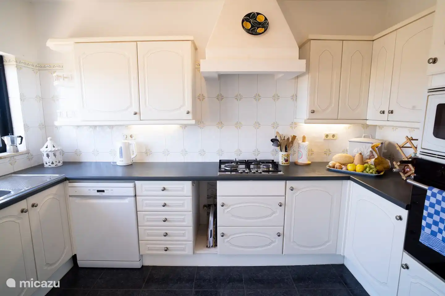 Die geräumige Küche mit Geschirrspüler, Backofen &amp; Mikrowelle und allem, was Sie brauchen