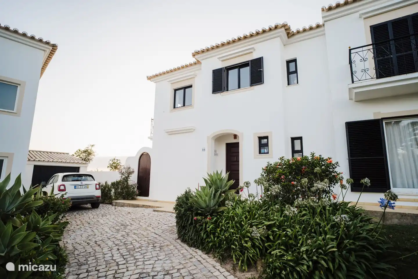 Das Haus mit eigener Zufahrt und Stellplatz