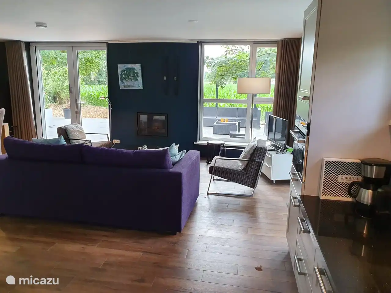 Wohnzimmer von der Küche aus fotografiert.