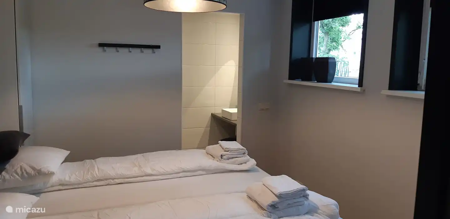2. Schlafzimmer mit Badezimmer