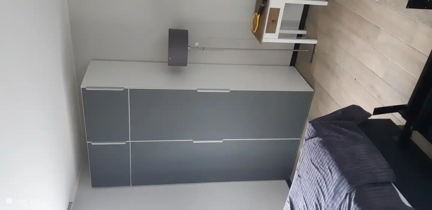 Behinderten- und behindertengerechtes sehr geräumiges Schlafzimmer im Anbau und behindertengerechtes Badezimmer mit Dusche, Waschraum und WC, geräumiger Kleiderschrank, Stuhl, Rollstuhl, hohes niedriges Bett ... vollständiger und phänomenaler Blick ins Grüne ....