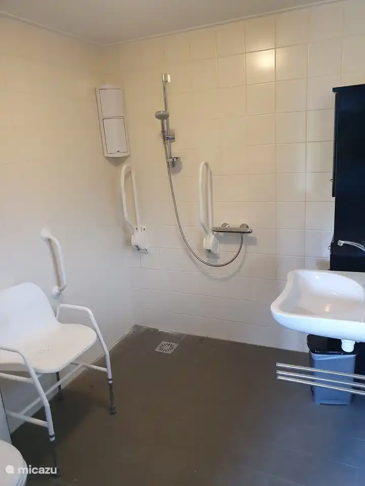 Sehr geräumige Dusche war möglich, rutschfester Boden und beweglicher Spiegel