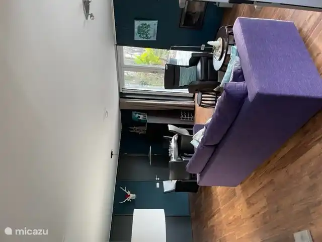 Gemütlicher Wohnzimmer entspannter Stehstuhl