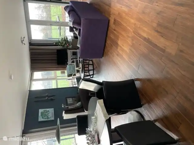 Wohnzimmer mit gemütlichem Kamin für die kalten Tage