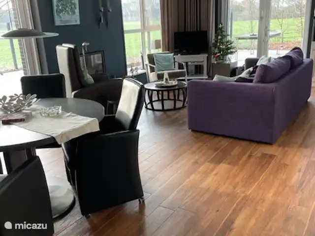 Vakantievilla De Holterenk huren in Nederland, Overijssel, Holten - vakantiehuis Woonkamer met gezellige openhaard voor de koude dagen