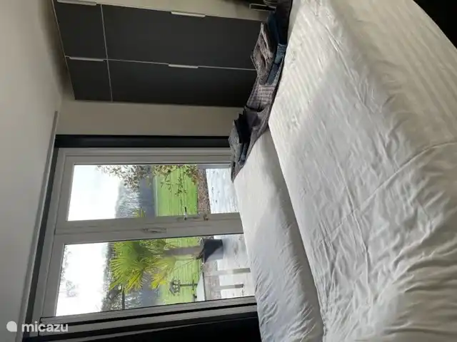 Gültig / behindertengerechtes Schlafzimmer mit Gartentüren zum Zugang zur geräumigen Terrasse