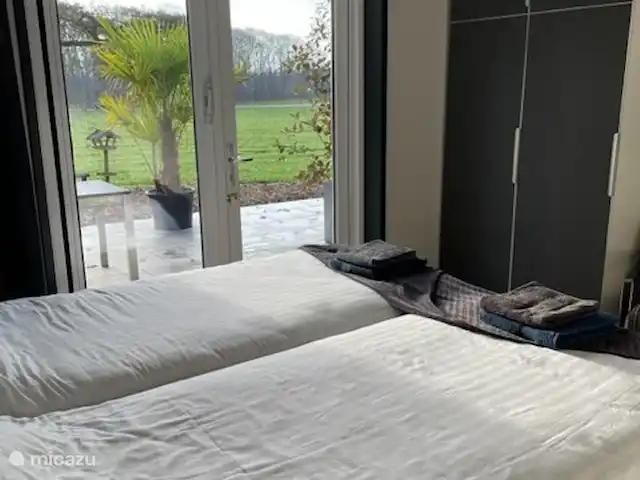 Vakantievilla De Holterenk huren in Nederland, Overijssel, Holten - vakantiehuis Valide / invalide slaapkamer met tuindeuren naar toegang ruim terras