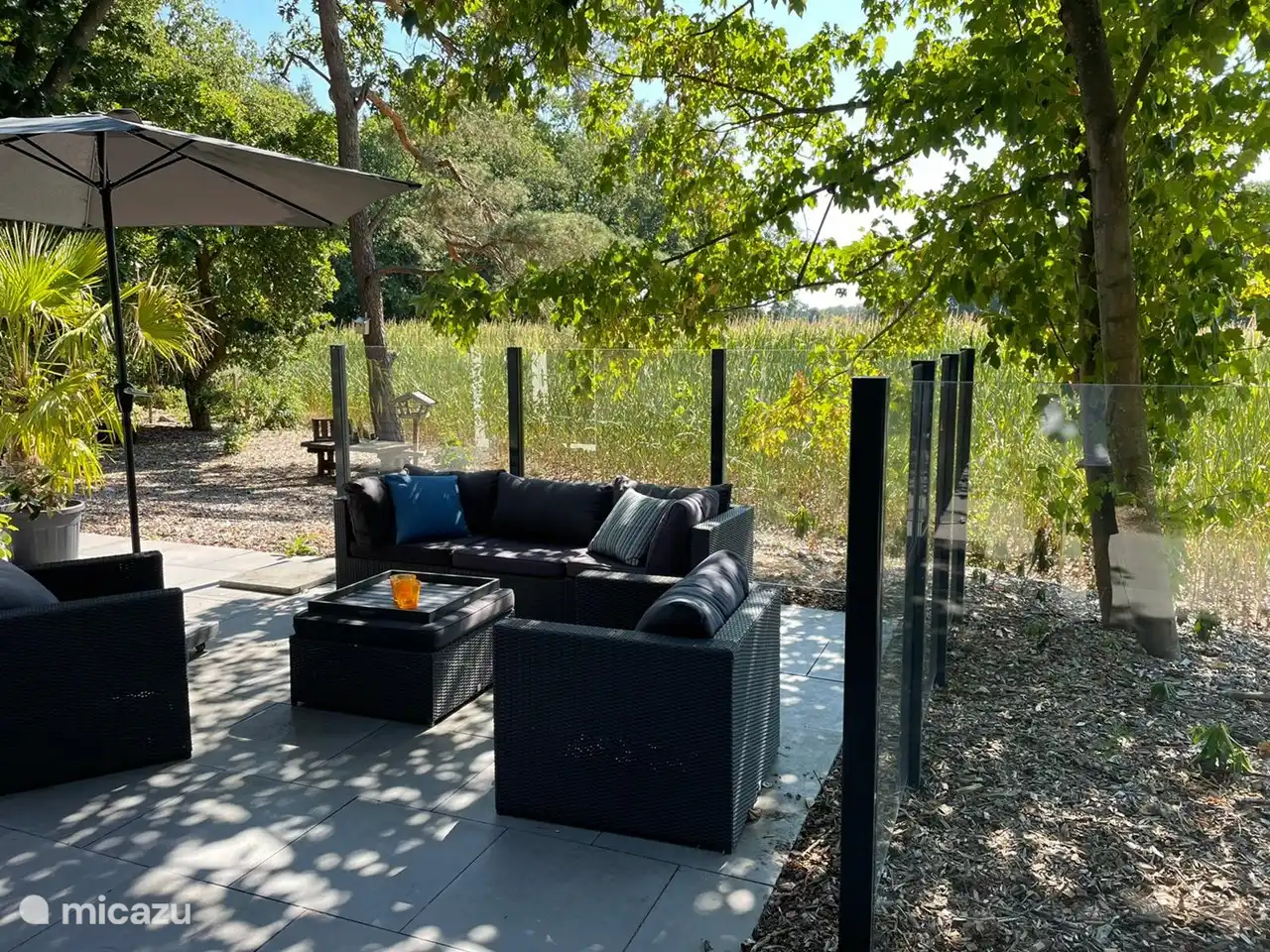 Geräumige Sonnenterrasse mit Windschutz