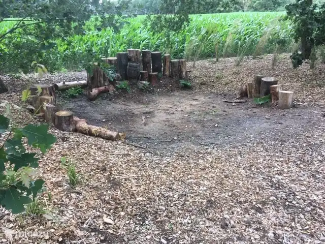 Schöner Platz im Waldgarten angelegt dieses Loch war schon da, als wir hörten, dass hier früher die Milchkannen geschliffen wurden, weil der Sand hier sehr fein und weich ist.
