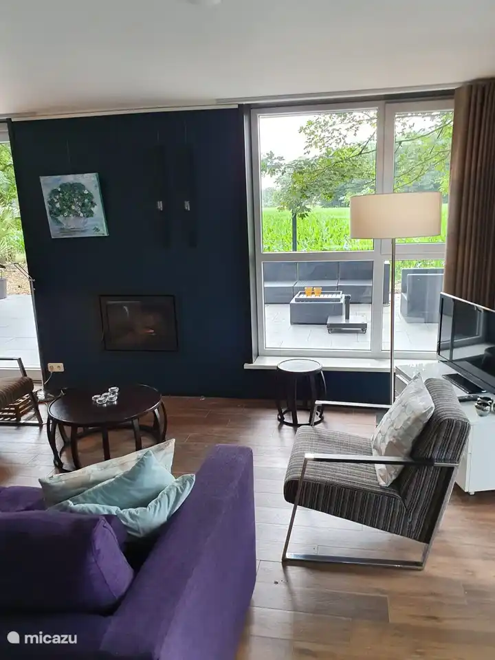 Wohnzimmer mit Blick außerhalb des Lounge-Sets.