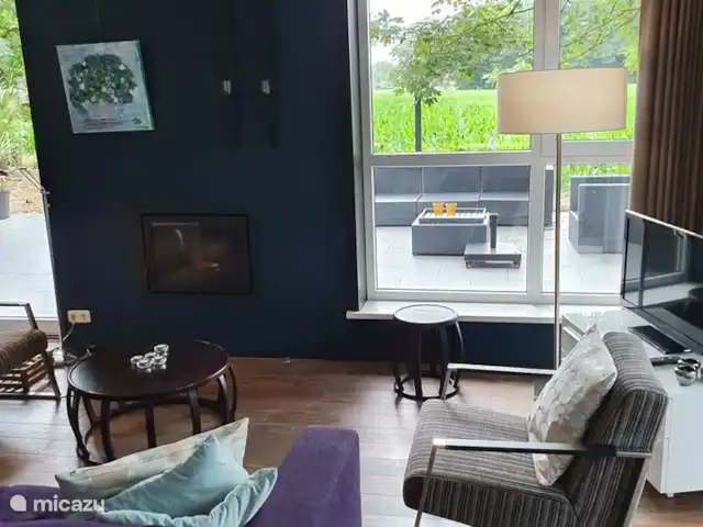 Vakantievilla De Holterenk huren in Nederland, Overijssel, Holten - vakantiehuis Woonkamer met uitzicht buiten op lounge-set.